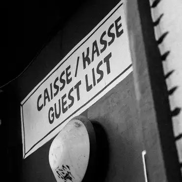 Photo en noir et blanc de la caisse d'entrée