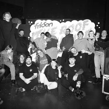 Photo en noir et blanc de l'équipe de fri-son