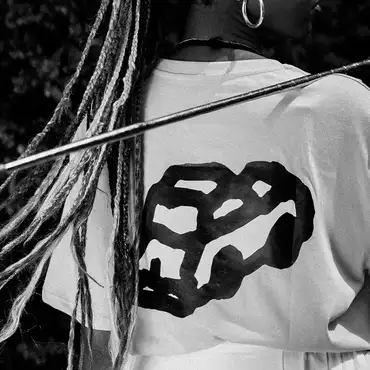 Photo en noir et blanc d'une personne de dos portant un t-shirt Fri-Son