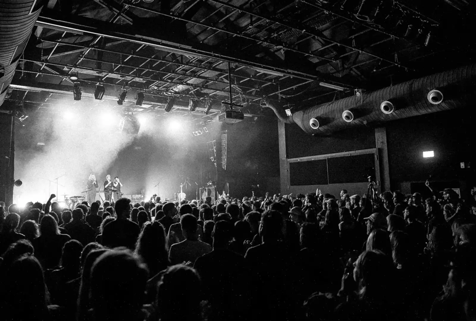 Photo en noir et blanc du concert d'Elie Zoe lors des 40 ans de Fri-Son