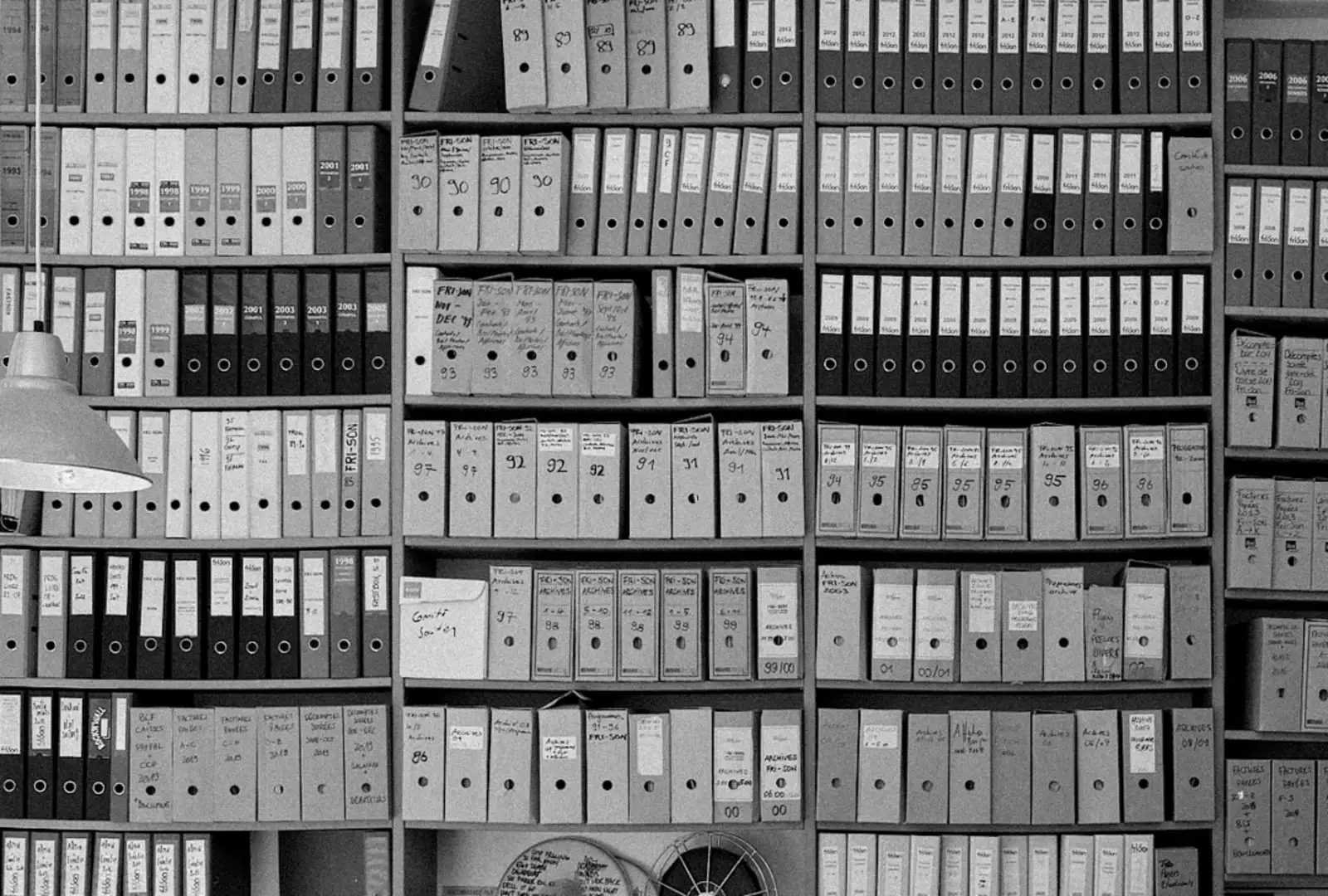 Photo en noir et blanc de dossier d'archives