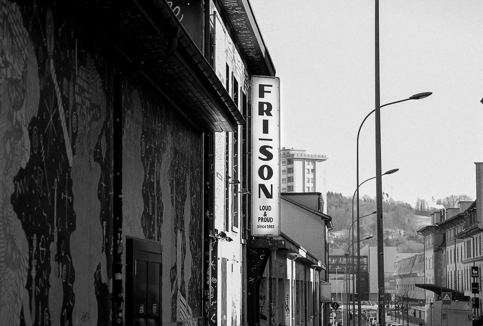 Photo en noir et blanc de la façade et le panneau Fri-Son