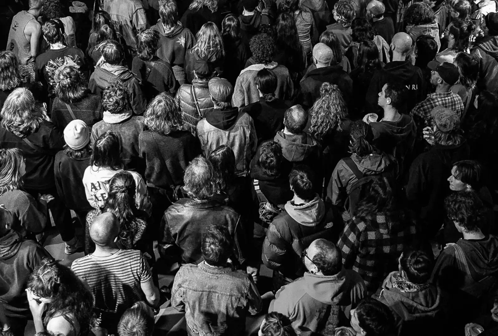 Photo noir et blanc d'une foule vue d'en haut