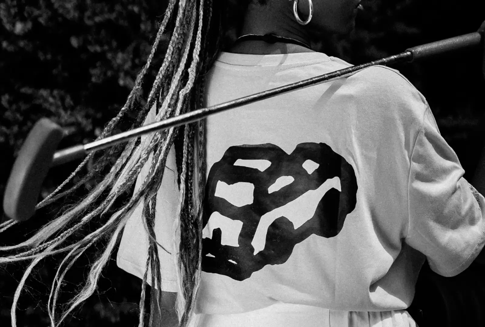 Photo en noir et blanc d'une personne de dos portant un t-shirt Fri-Son