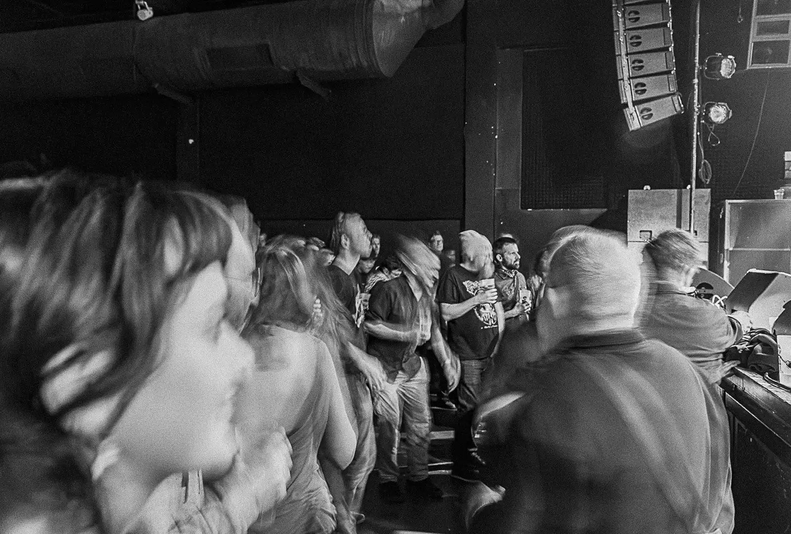 Photo en noir et blanc du public qui dansent - flou