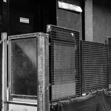 Photo en noir et blanc de la plateforme surélevée à l'intérieur de la salle