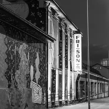 Photo en noir et blanc de Fri-Son vue de l'extérieur