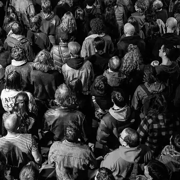 Photo noir et blanc d'une foule vue d'en haut