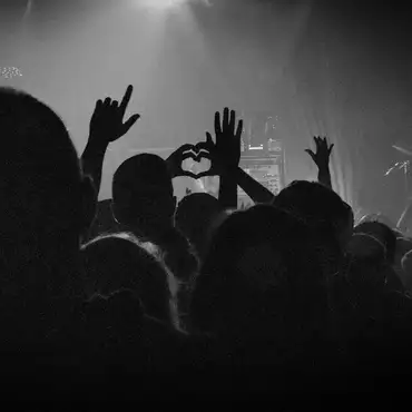 Photo noir et blanc de la foule, des mains en formes de coeur