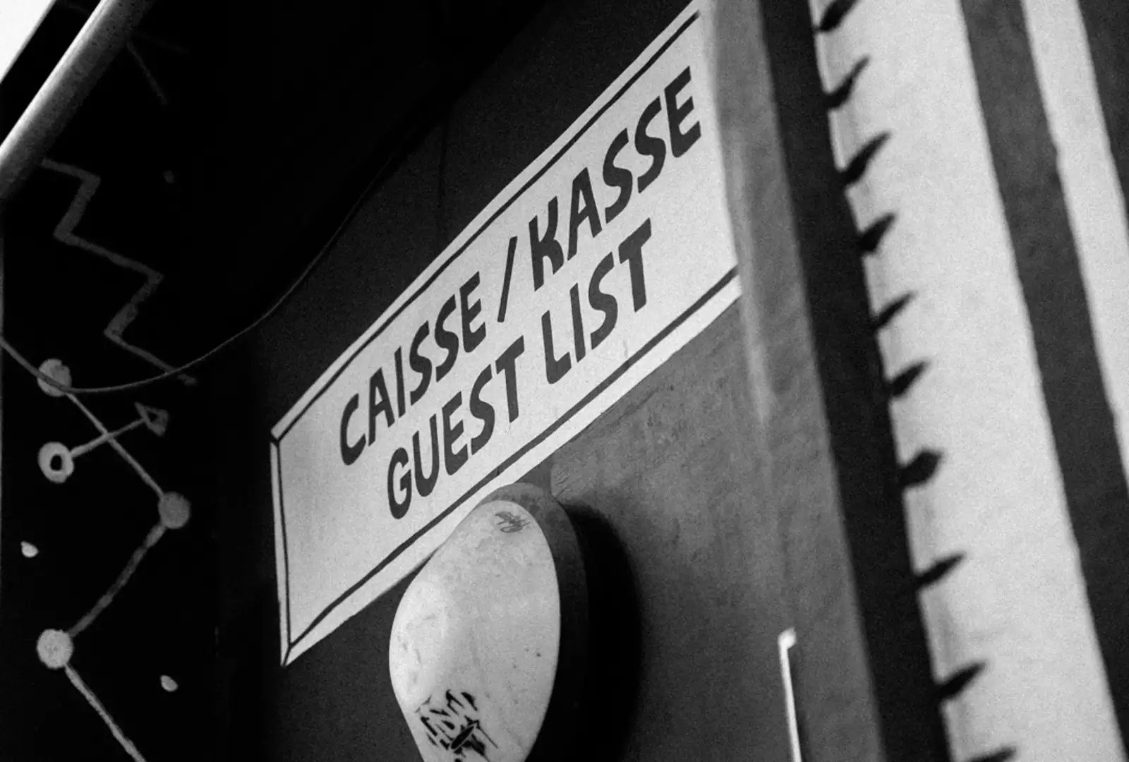 Photo en noir et blanc de la caisse d'entrée